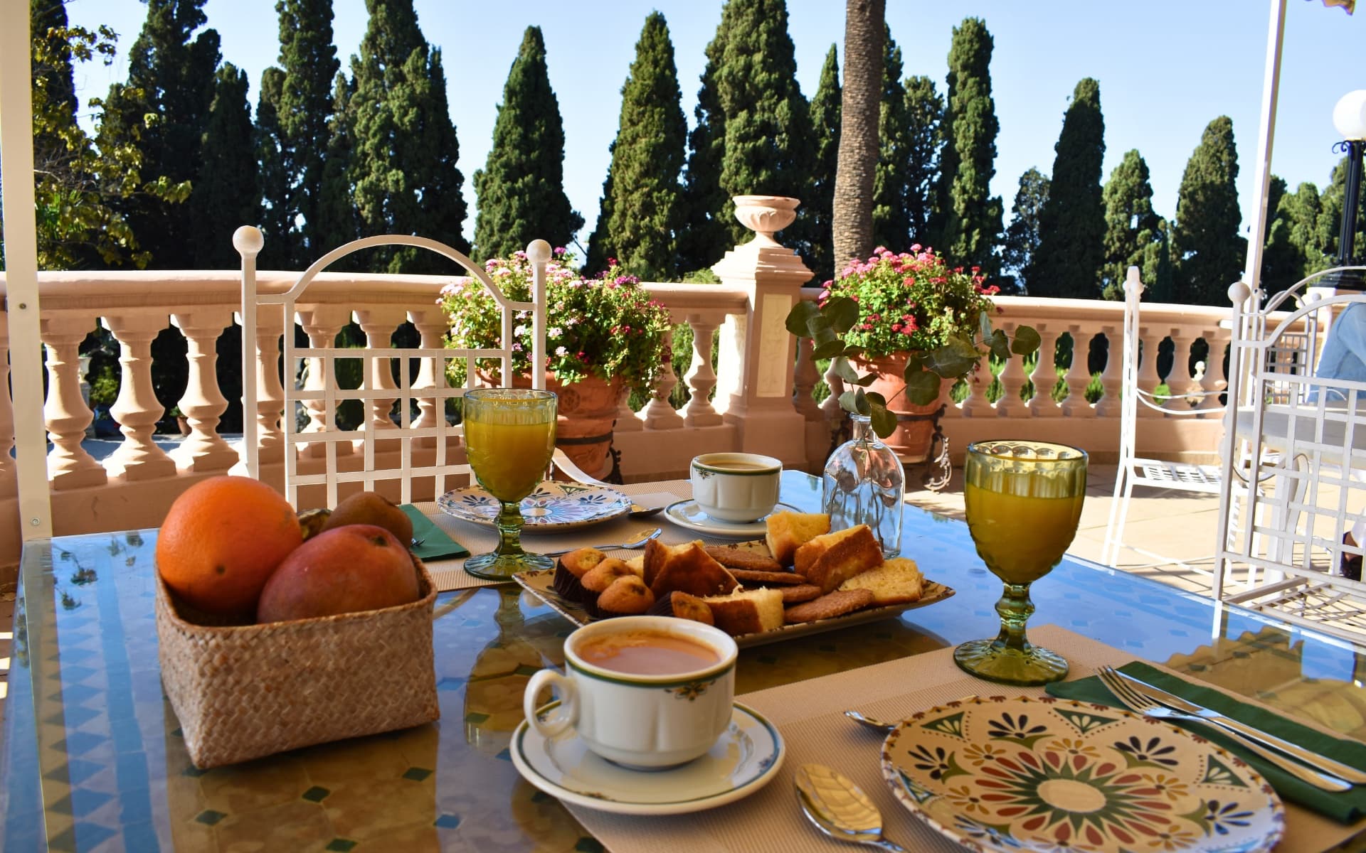 Desayuno con frutas tropicales